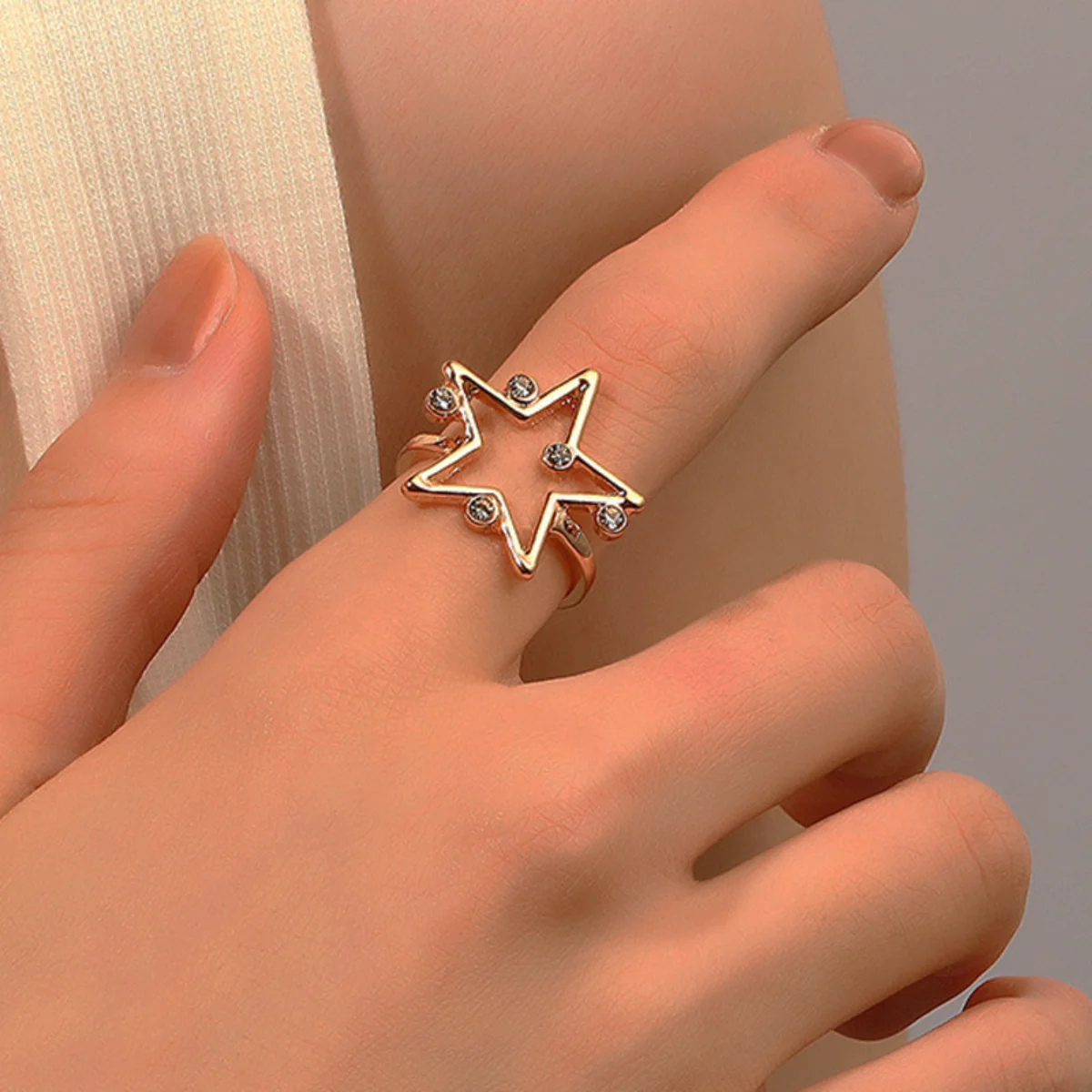 

Hollowed-out Star Ring Personality Temperament Micro-set Zircon Five-pointed Star Index Finger Ring Net Red Ring 1$ Free Postage