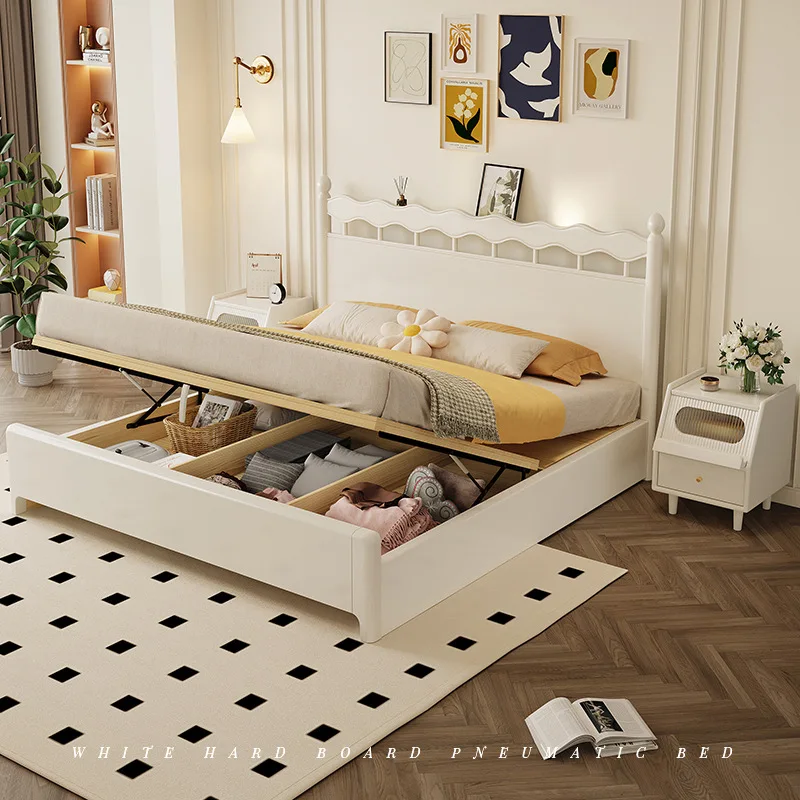 Cama branca do quarto principal, cama moderna e simples de 1,8 metros