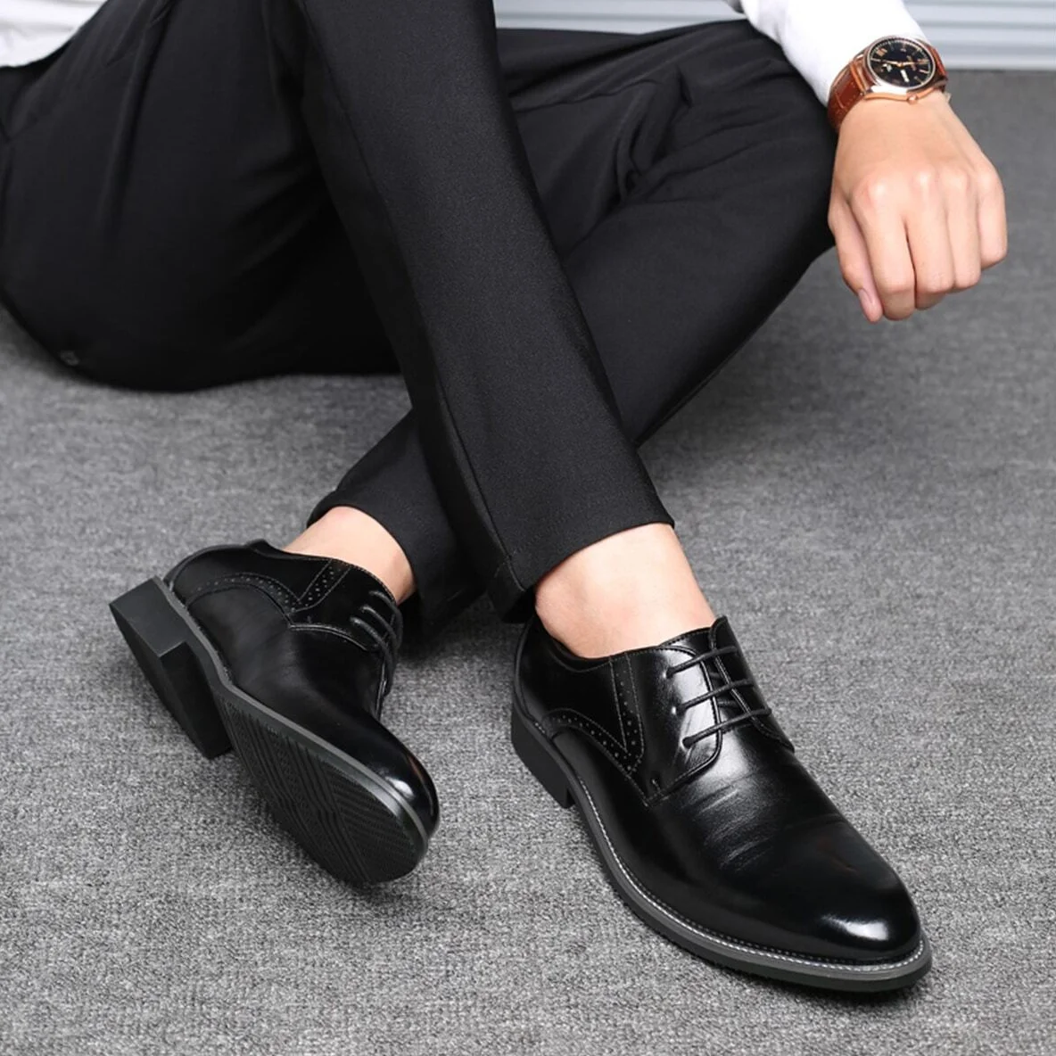 A pair of men\'s fashionable and versatile formal shoes, leather shoes