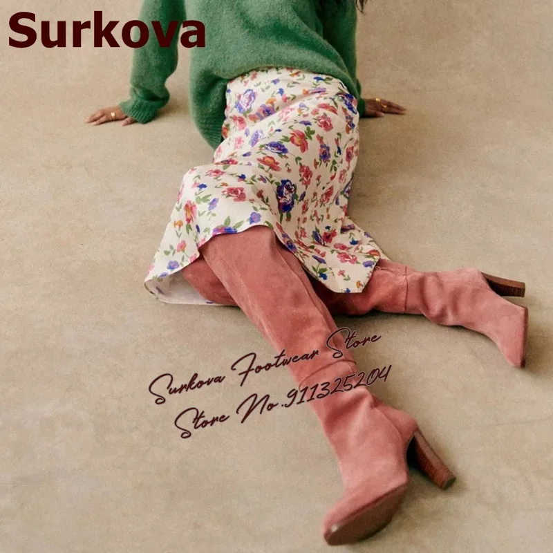 

Surkova Розовые замшевые сапоги выше колена на массивном каблуке Сапоги до бедра с деревянным узором на блочном каблуке Элегантные уличные длинные модельные туфли