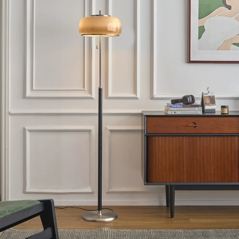 Lámpara de pie, Bauhaus retro al lado del sofá en la sala de estar, dormitorio de alta gama, ambiente de estudio, lámpara de escritorio vertical