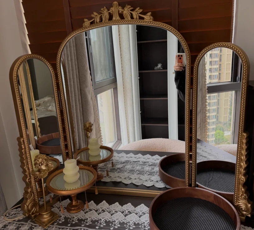 Französischer Retro-Dreifachspiegel, Europäischer Geschnitzter Schminkspiegel, Schlafzimmer-Schminkspiegel, Desktop-Klappspiegel, Dreiseitiger Spiegel für Zuhause