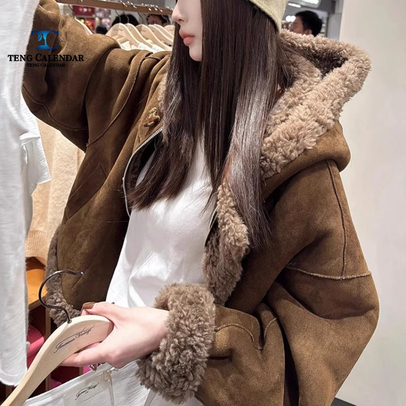 Popolare pelliccia sintetica in peluche di agnello con cappuccio color caffè, giacca corta e piccola in pelle scamosciata, nuovo modello invernale 2025 da donna