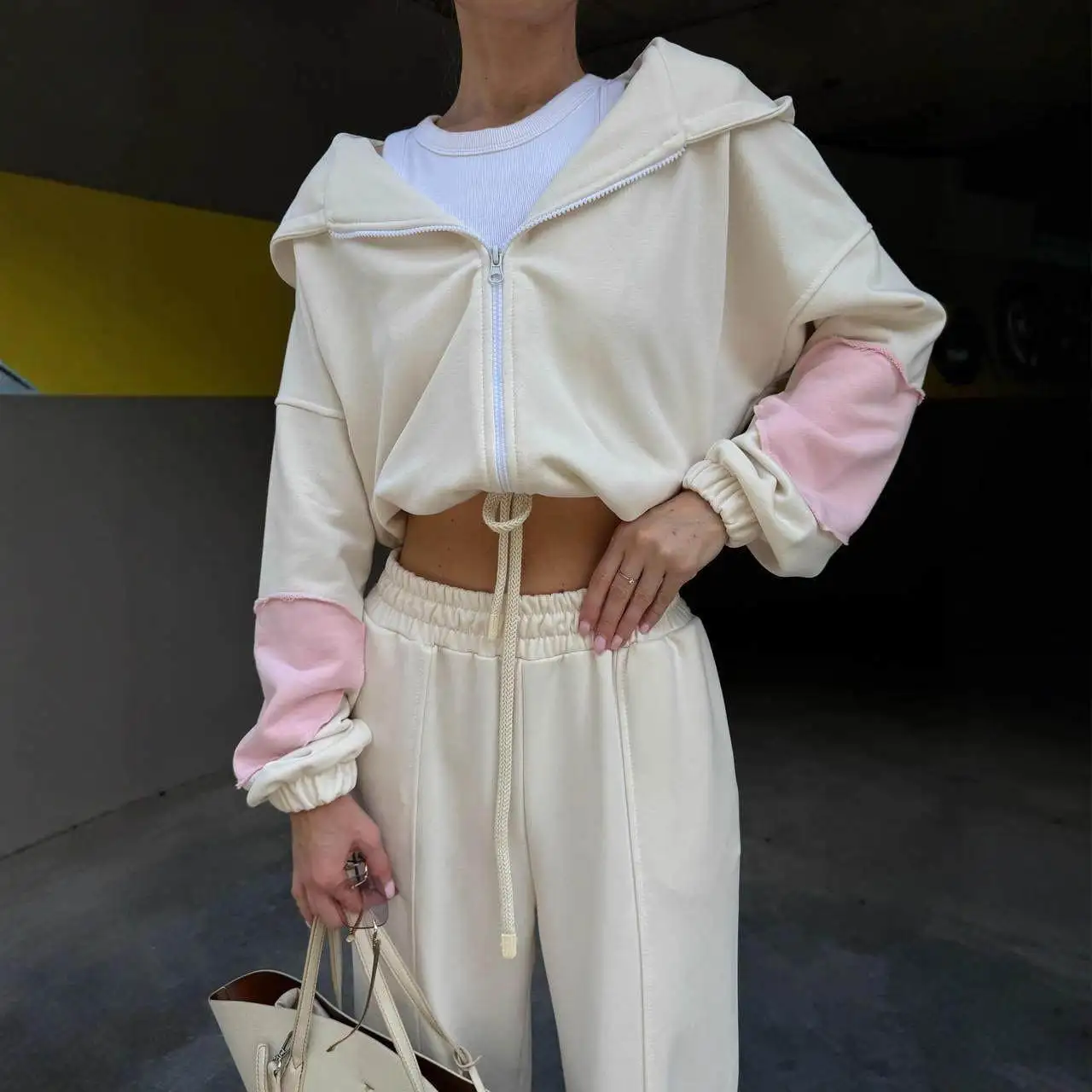 

Повседневный женский комплект из двух предметов: кардиган на молнии с капюшоном и регулировкой талии, эластичные брюки с широкими штанинами из ПВХ, однотонные