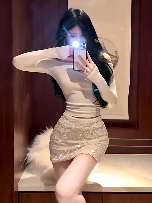 

Уникальный красивый подвесной топ на одно плечо и юбка из двух предметов. Женский модный осенне-зимний яркий боди с пайетками.