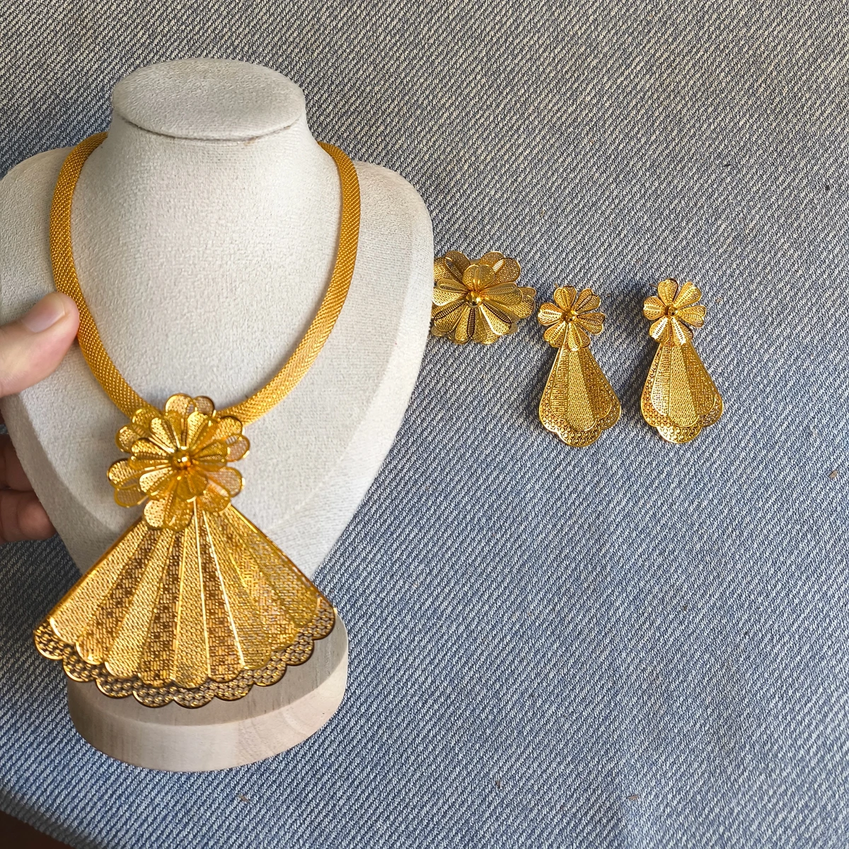 

Fashion Middle East Dubai 24K Gold Plated Customized Necklace Earrings Rings Wedding Party Jewelry Set for Lovers DD10922