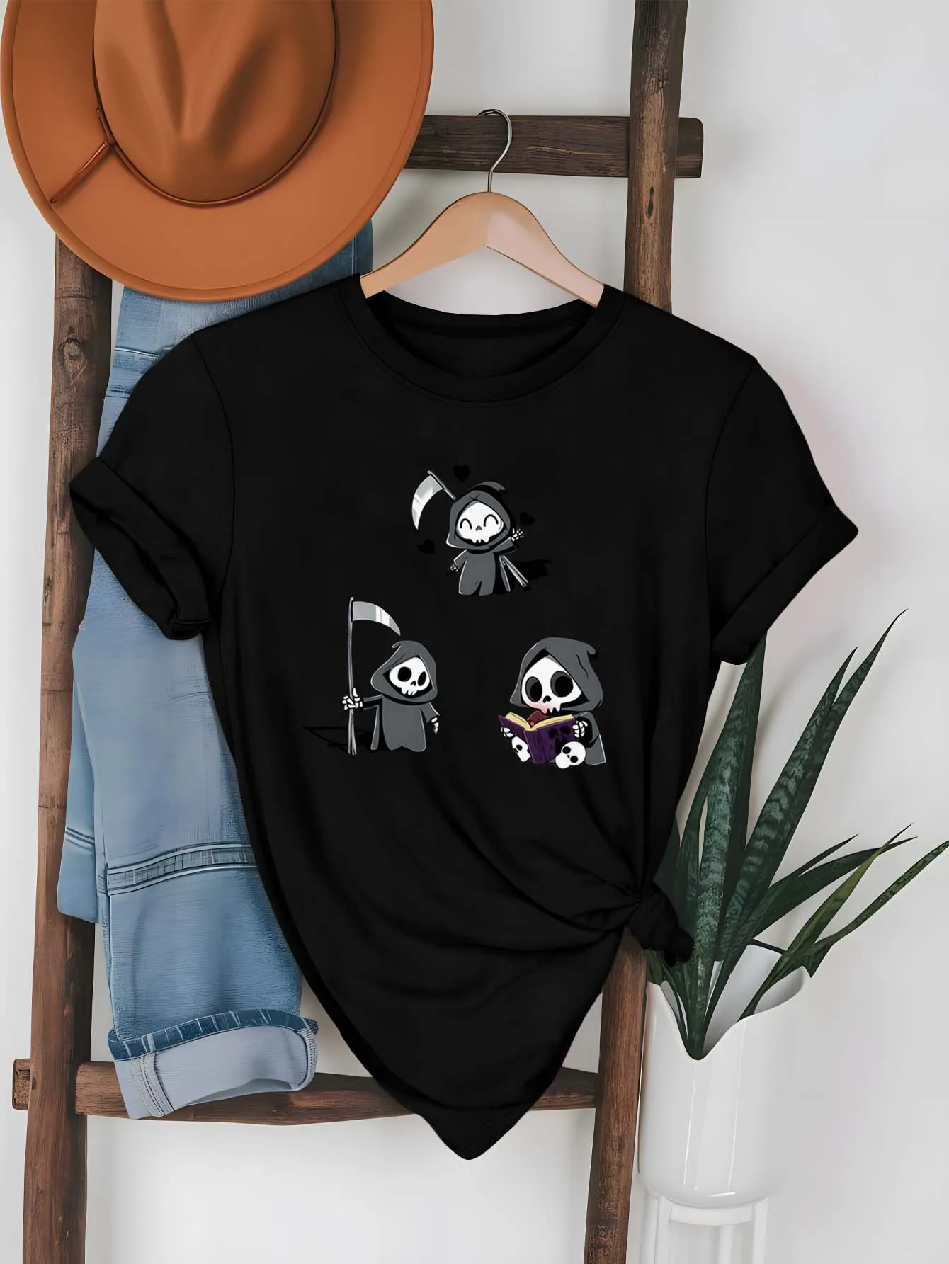 Personagens caprichosos da pequena morte do tamanho grande com foice e vestuário da moda do livro