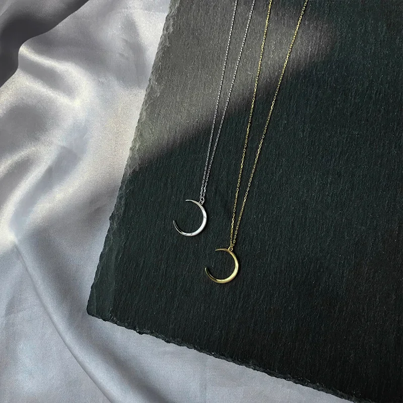 Retro Simple Cute Moon Necklaces for Women Clavicle Chain Alloy Crescent Pendant Holiday Gift Fashion Gothic Jewelry Wholesale