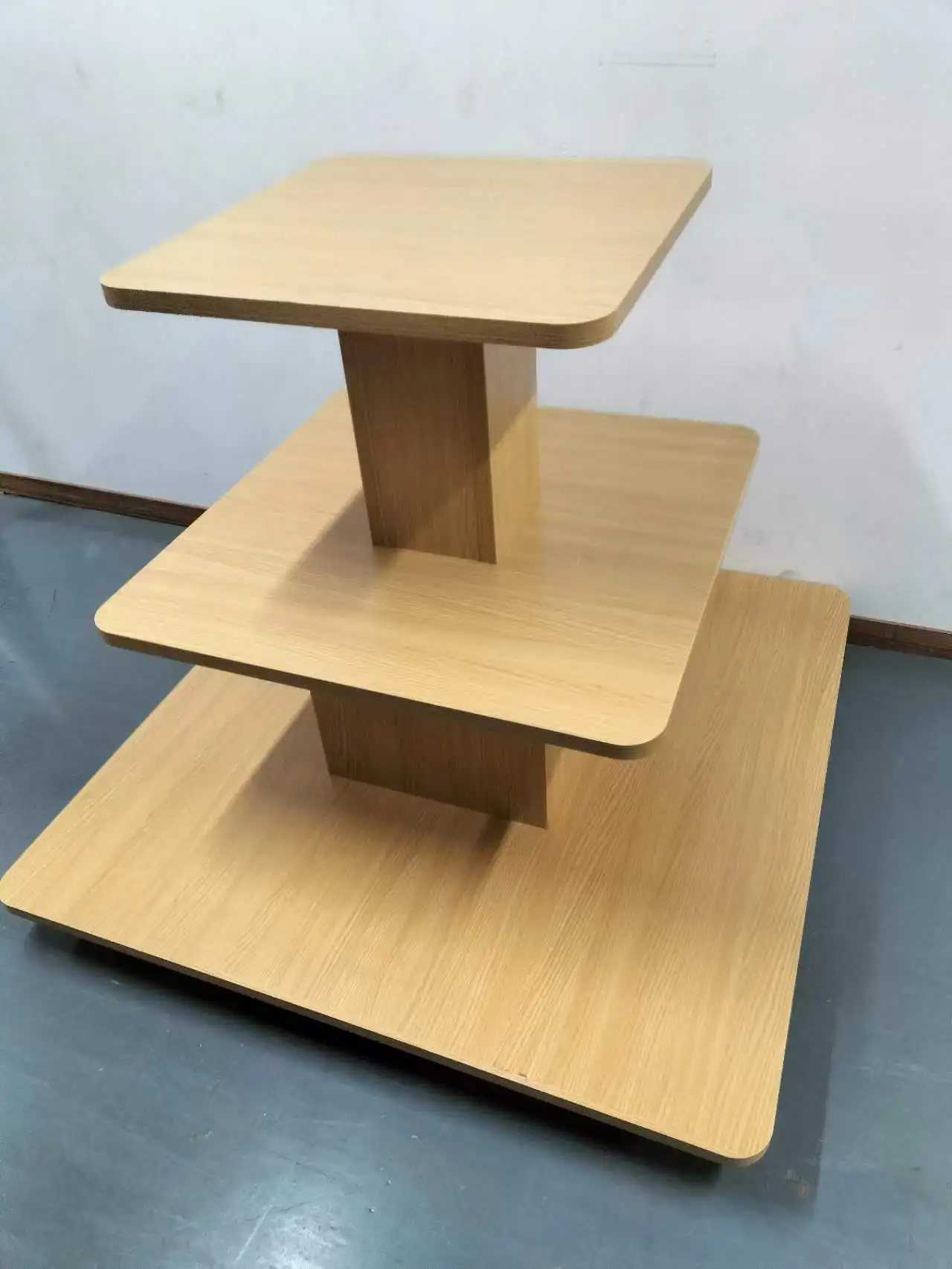 Custom.Custom Display Rack 3 Regale rund Pyramide schwarz