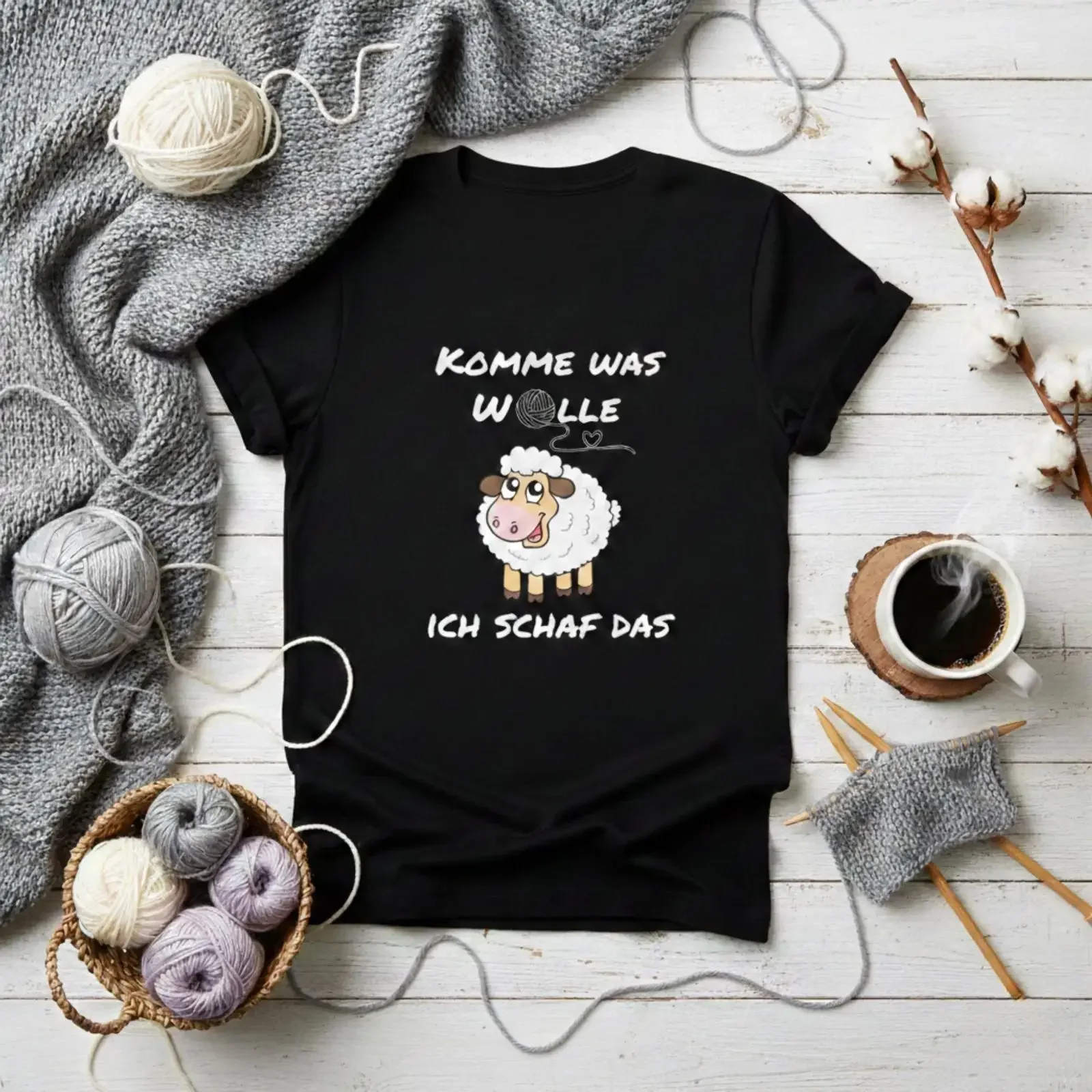 Ein motivierendes „Come what may“-T-Shirt für Schafliebhaber und Fans von Wortspielen, im Vintage-Look gewaschen, bequemes Oberteil für den Alltag.