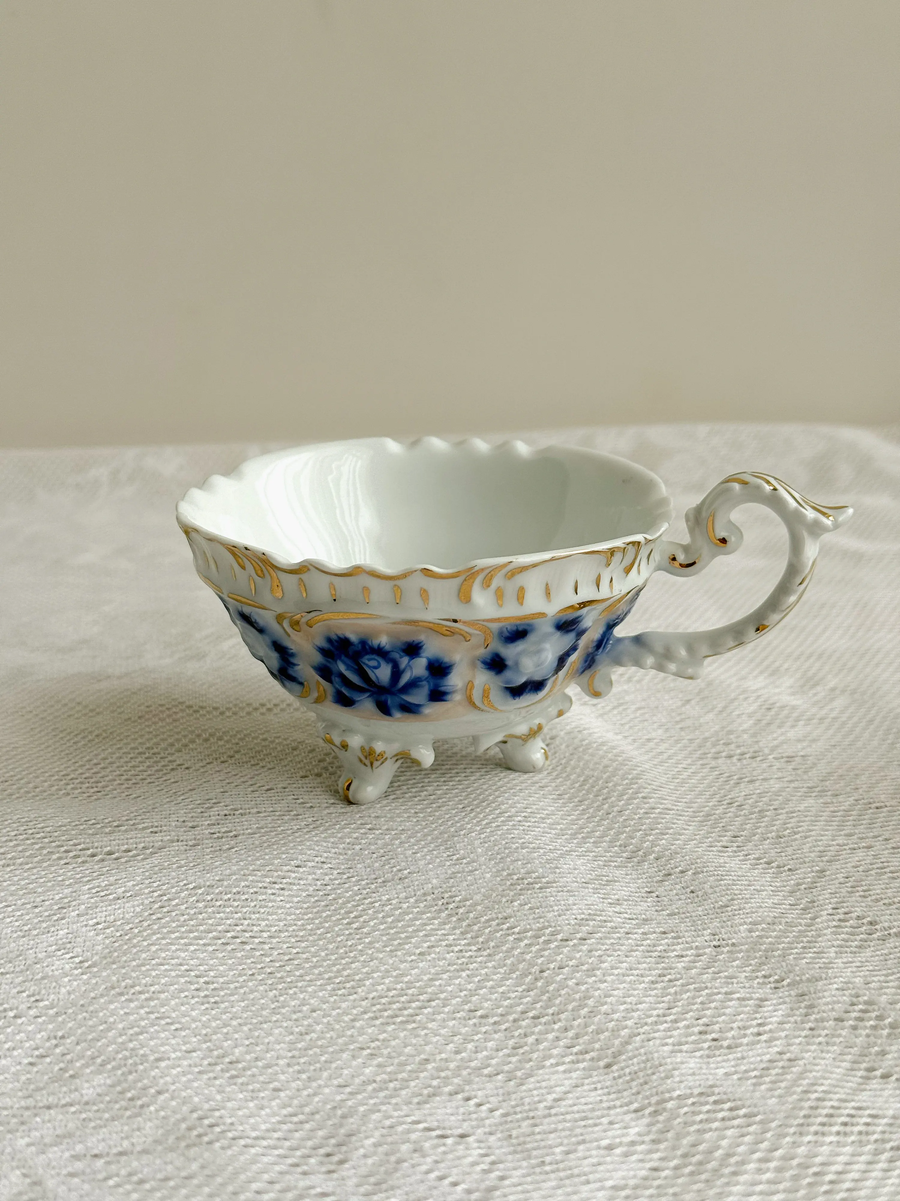 Earth Bird Pure Hand Painted Flower Relief Tripod Single Cup
