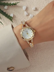 A Classic Fashion Luxury Women's Quartz Watch With Rhinestones