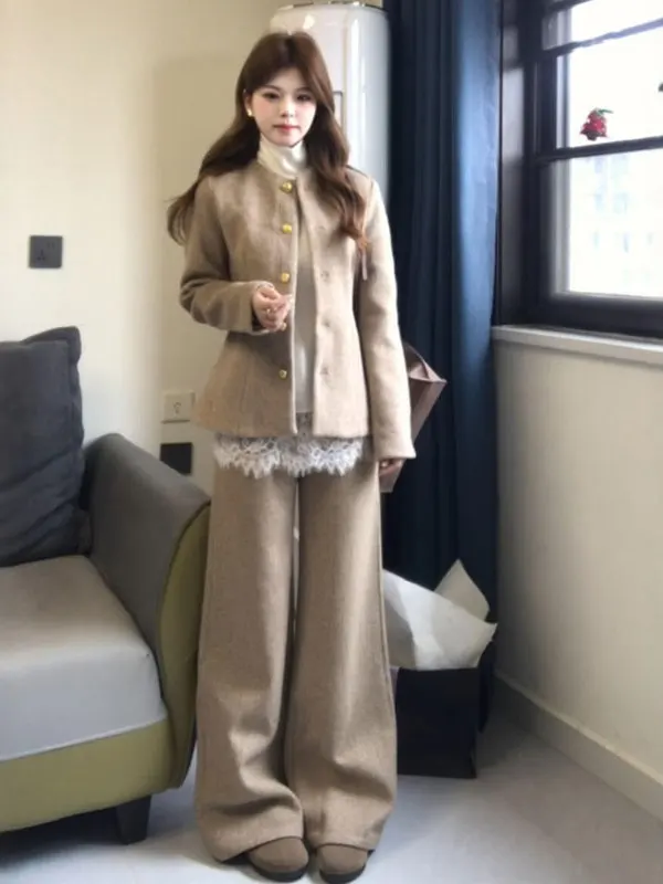 

Корейский стиль: Элегантный комплект из трех предметов (пальто, базовая рубашка, повседневные брюки) из высококачественной шерсти. Удобный винтажный модный образ для весны.