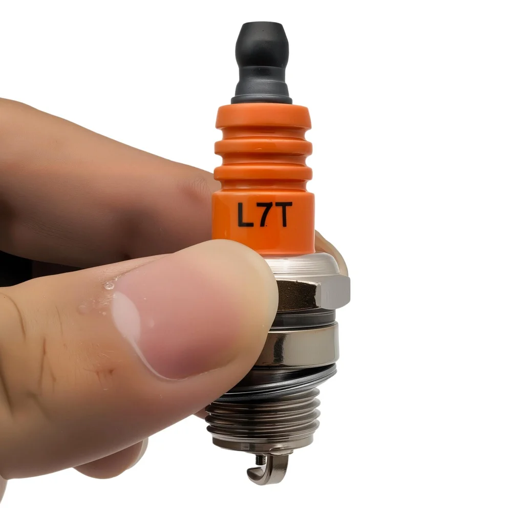 Single Pole L7TC Spark Plug for BM6A BMR6A WS6E WS7E BPMR6A WS7F CJ7Y W20MU M6 M7 BPMR6A Two Stroke Chainsaw Trimmer