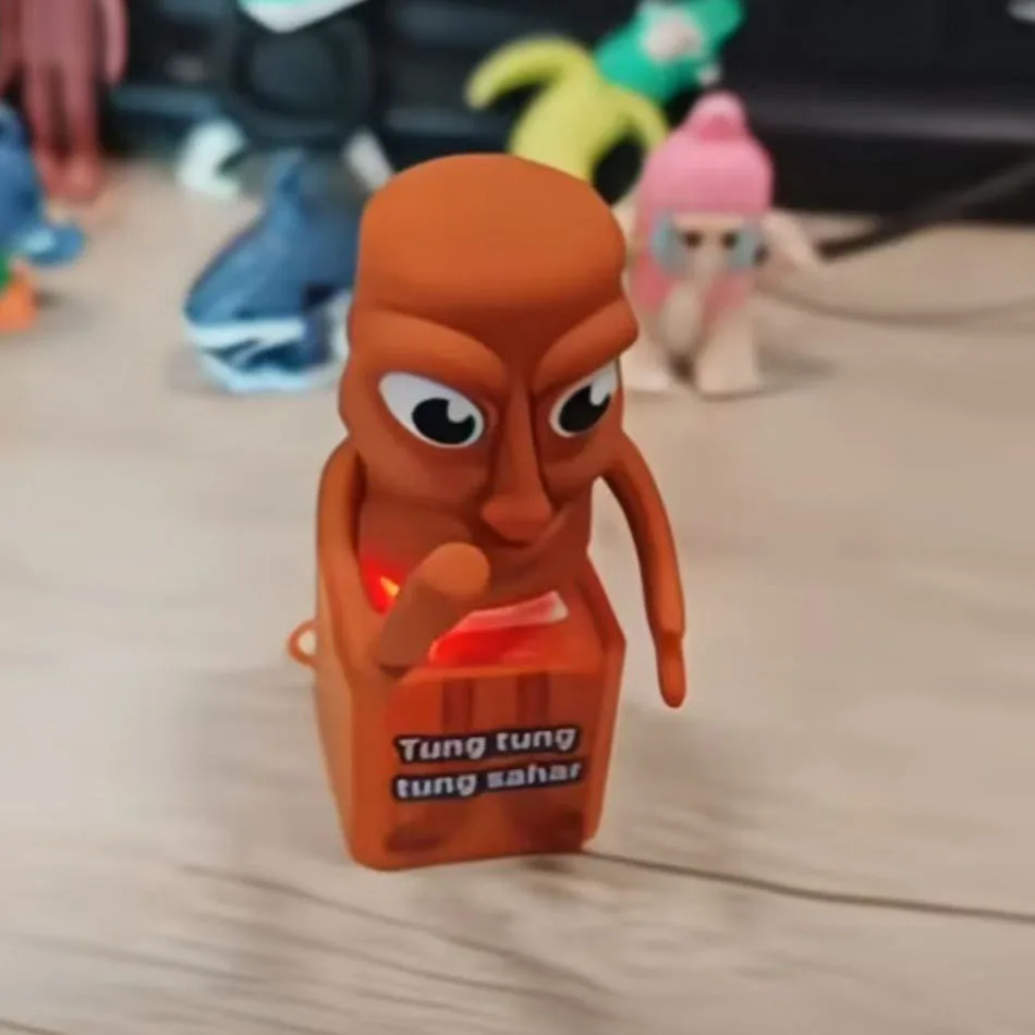 جديد Tralalero Tralala Tingtungung عصا خشبية رجل زر المفاتيح مع قلادة مضيئة-أنيمي الطرفية ديكور دمى هدايا