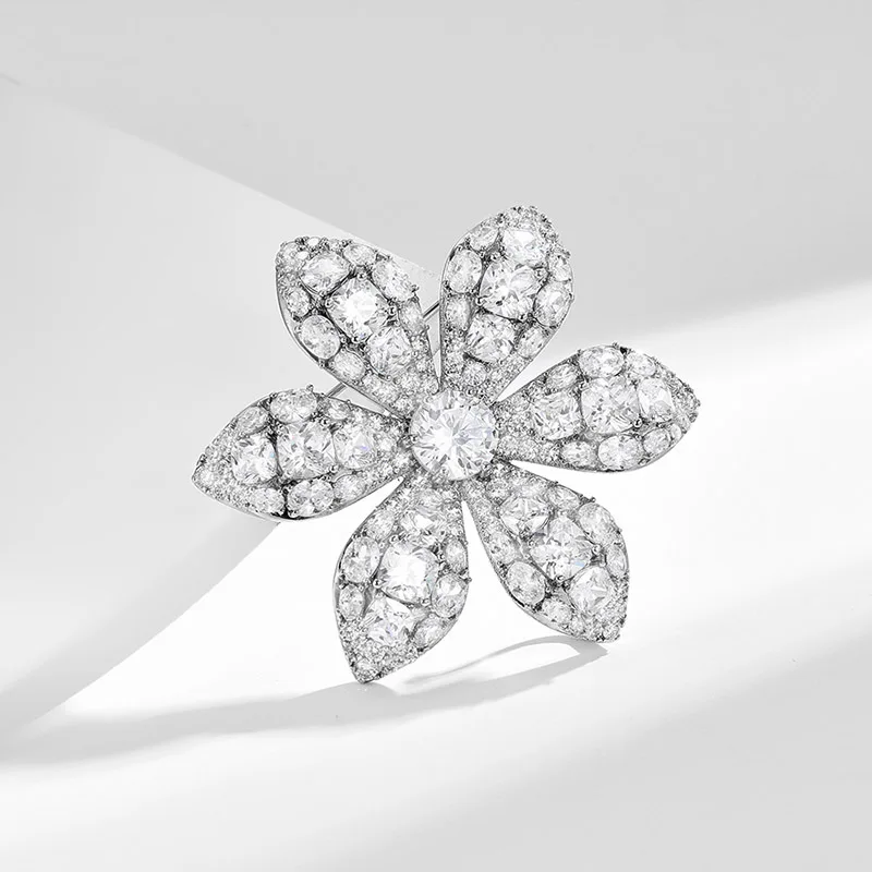 New Minimalist Niche Six Petal Flower Brooches for Women  Exquisite Luxury Micro-inlaid Zircon Corsage Clothing Accessories Pins