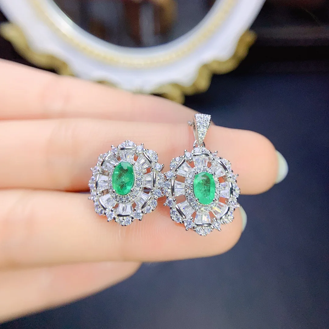 

Роскошное серебряное кольцо S925 с подвеской в виде очаровательного натурального изумруда для женщин. Идеальный и модный ювелирный подарок.