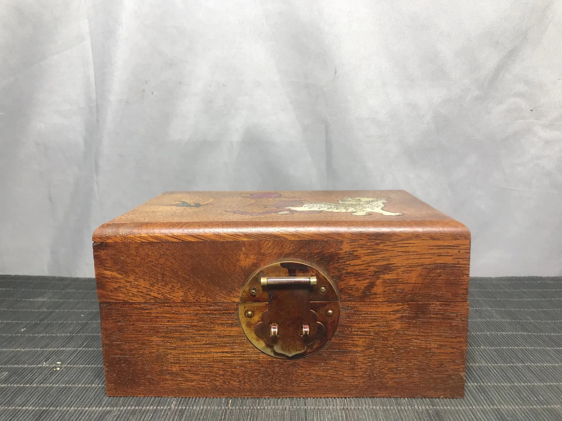 Antique rosewood inlaid shell Kirin lion jewelry box small ornaments film props.