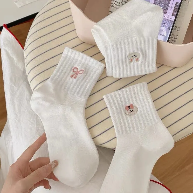 5 pares de calcetines bonitos de estilo coreano para niñas, calcetines de tubo medio con bordado de dibujos animados rosas transpirables de primavera, calcetines blancos con agarre para mujer 2025