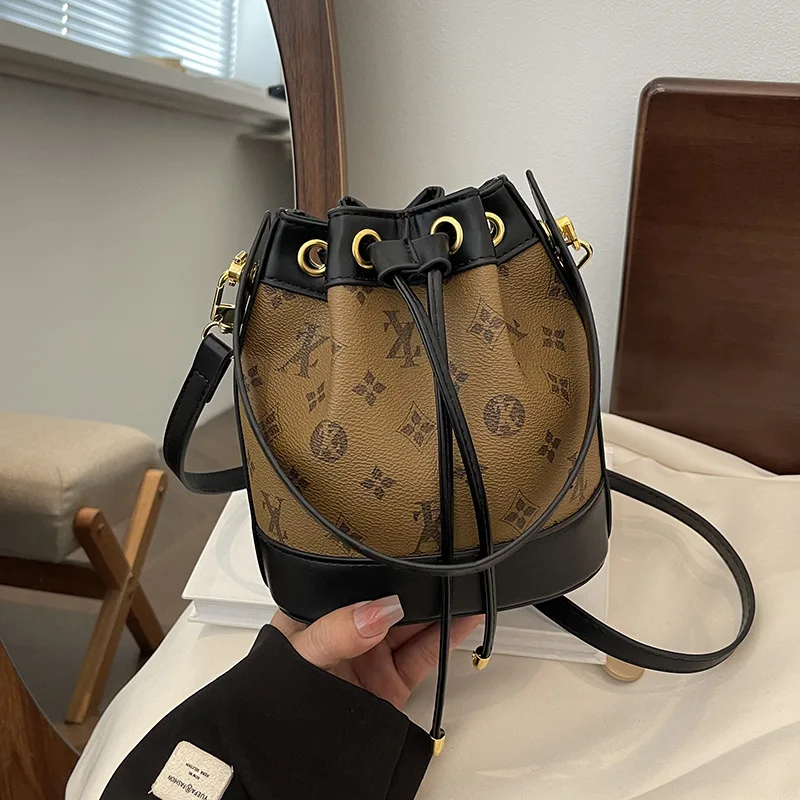

Hot-selling Fashion Printed Splicing Handbag Women's Winter New Commuter Versatile Shoulder Messenger Bag Drawstring Bucket Bag