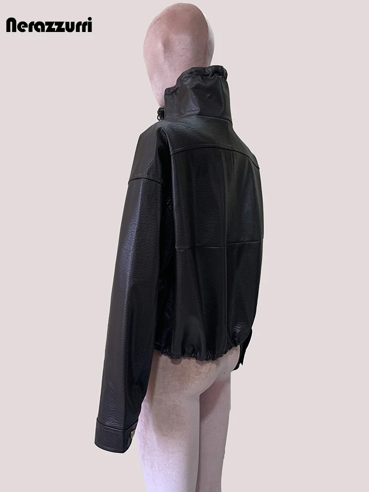 Mauroicardi 봄 가을 짧은 갈색 부드러운 Pu 가죽 자켓 여성 Drawstring 허리 스탠드 칼라 지퍼 업 한국 패션 의류