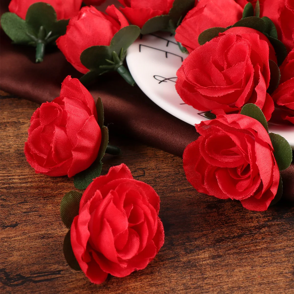 

50pcs Artificial Rose Heads 4Cm Silk Red Wedding Decoration Lifelike Reusable Flowers For Table Party Event Decor Supply