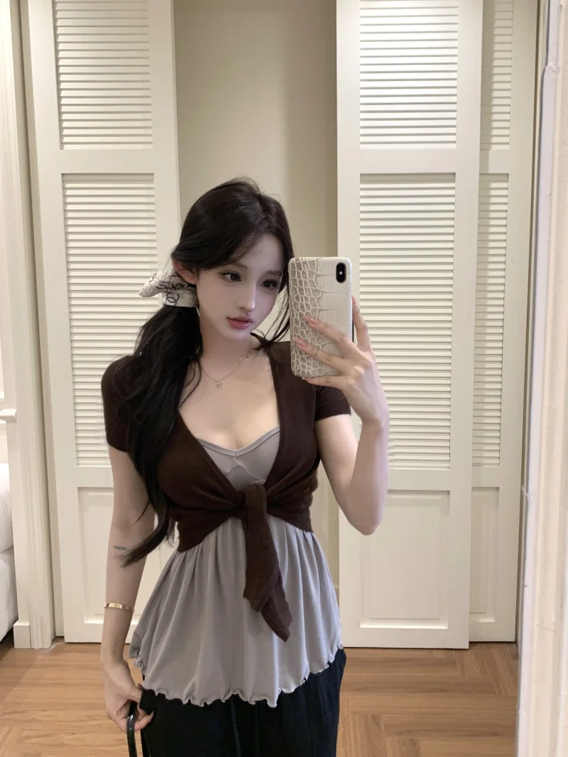 

Повседневный вязаный комплект-двойка с поясом, кофейного цвета, женский, для ранней весны, модный, с высокой талией, с коротким рукавом, в стиле для офиса/повседневной носки