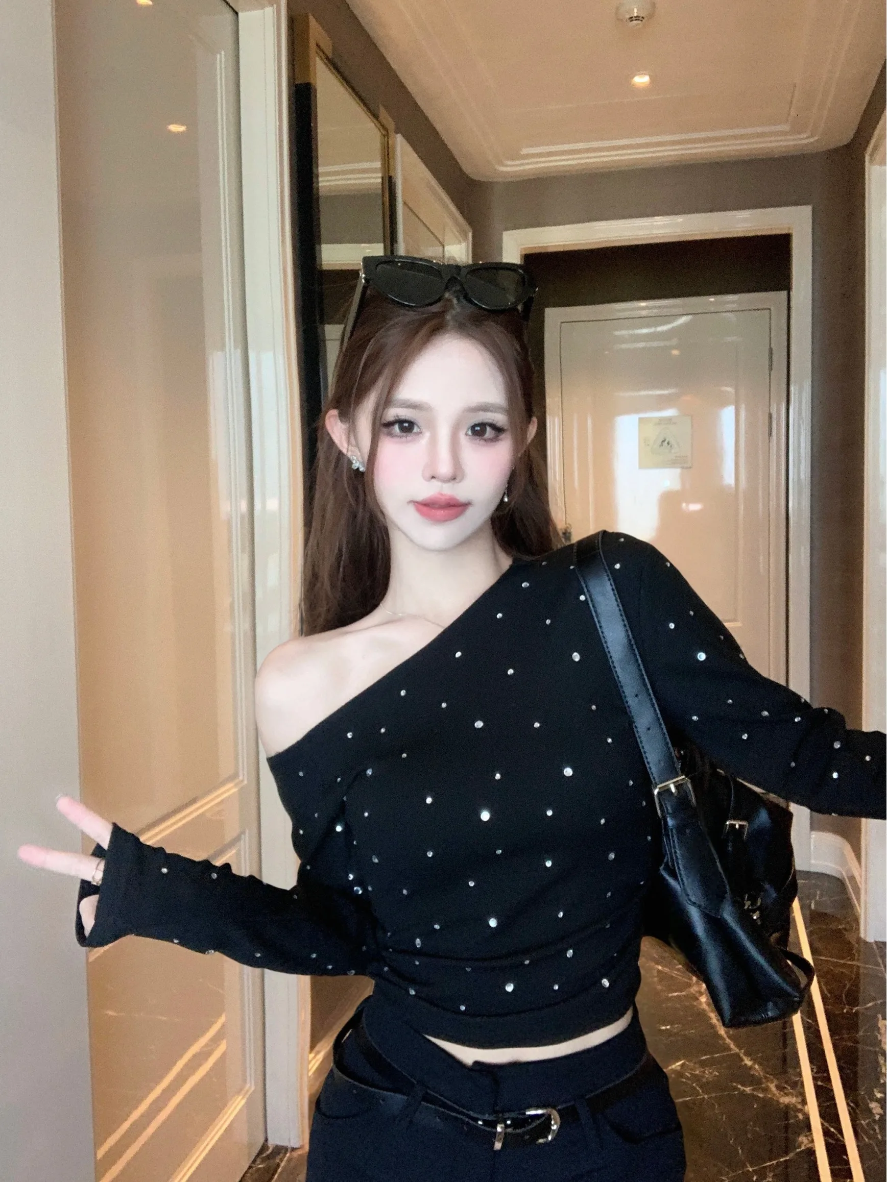 Camiseta de Mujer con Cuello Asimétrico con Incrustaciones de Diamantes Pure Desire, Ajustada a la Cintura, Estilo Informal para Principios de la Primavera...