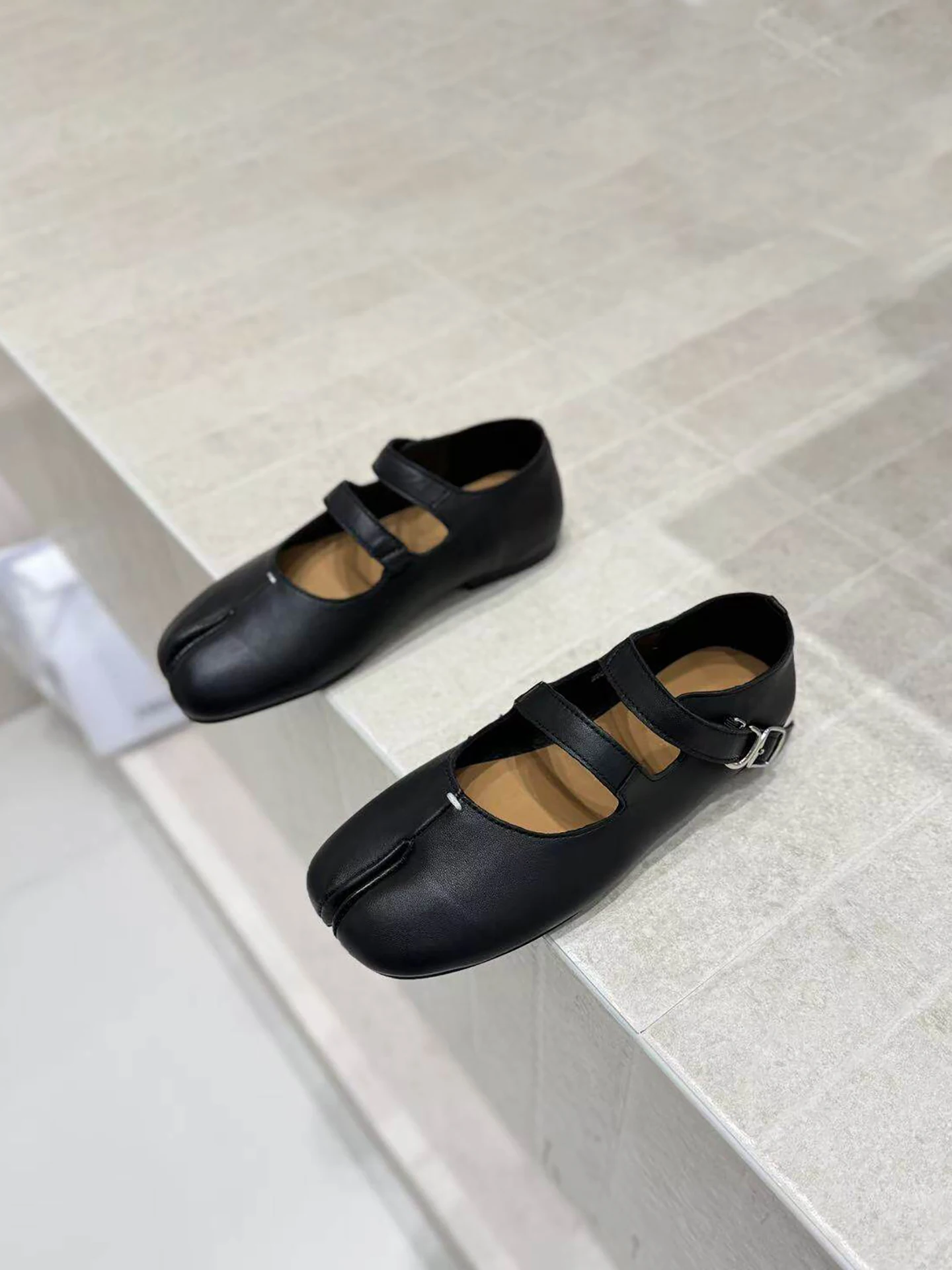 retro-unique-toe-split-pig-hoof-mary-jane-ballet-flat-shoes-women's-spring-2026-new-style-flat-buckle-strap-fashionable-flats