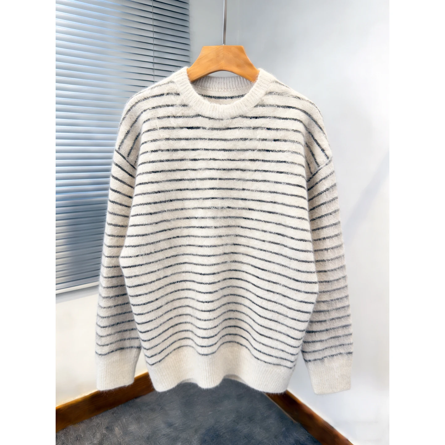 

Теплый круглый вязаный свитер для мужчин в американском стиле, с имитацией меха, черно-белыми полосками, повседневный, весенний, модный