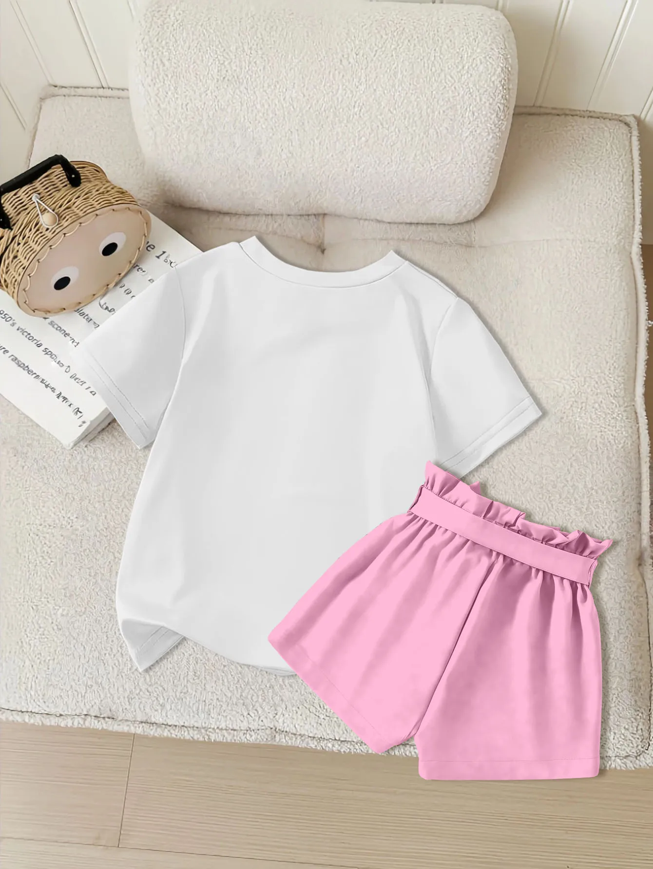 2 pieces: Valentine's Day Summer Girls' Cute & Casual Round-Neck Short-Sleeve Bow Shorts Set with Cartoon Heart Prints