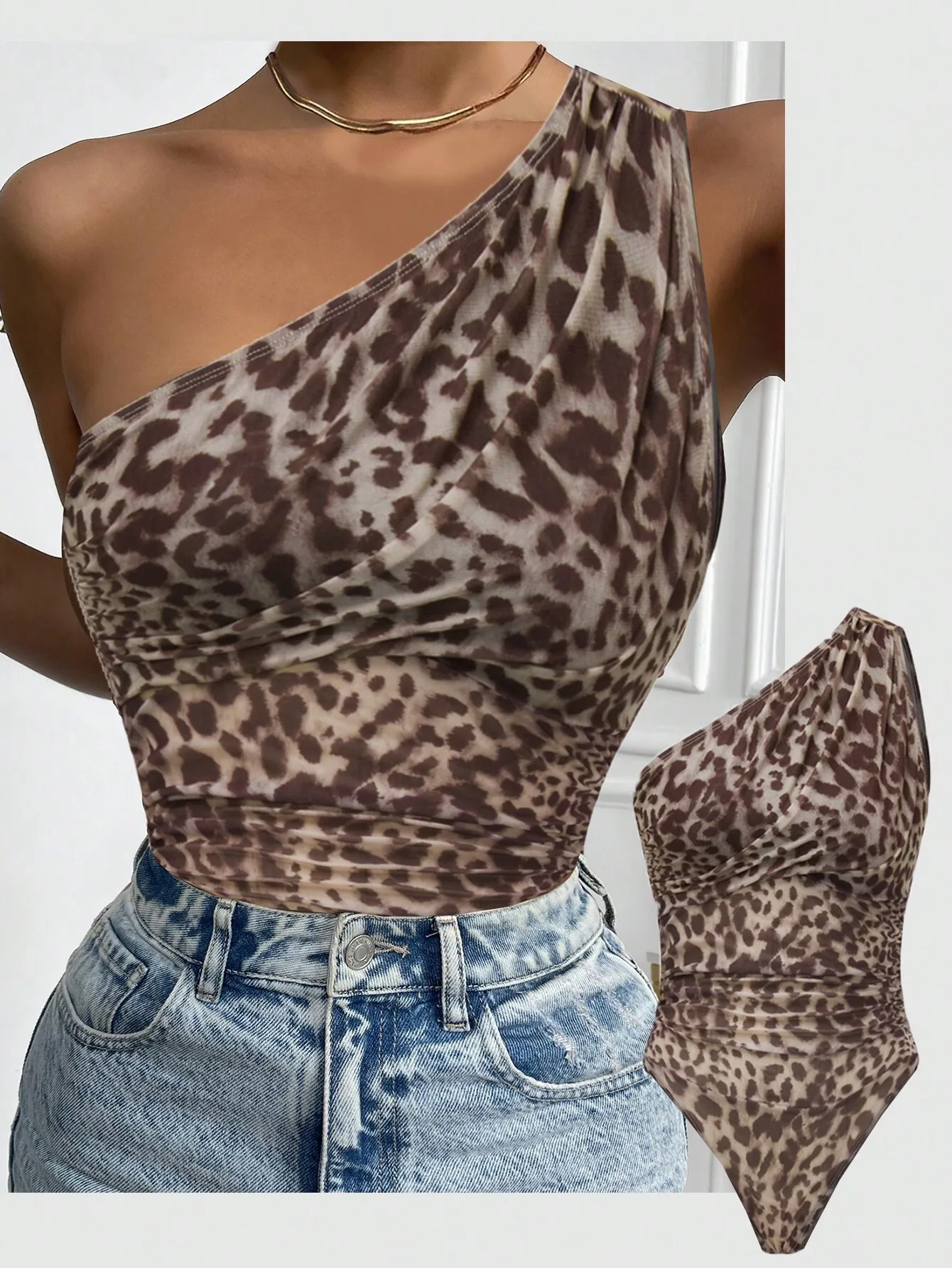 

Женское асимметричное боди с леопардовым принтом на одно плечо и драпировкой