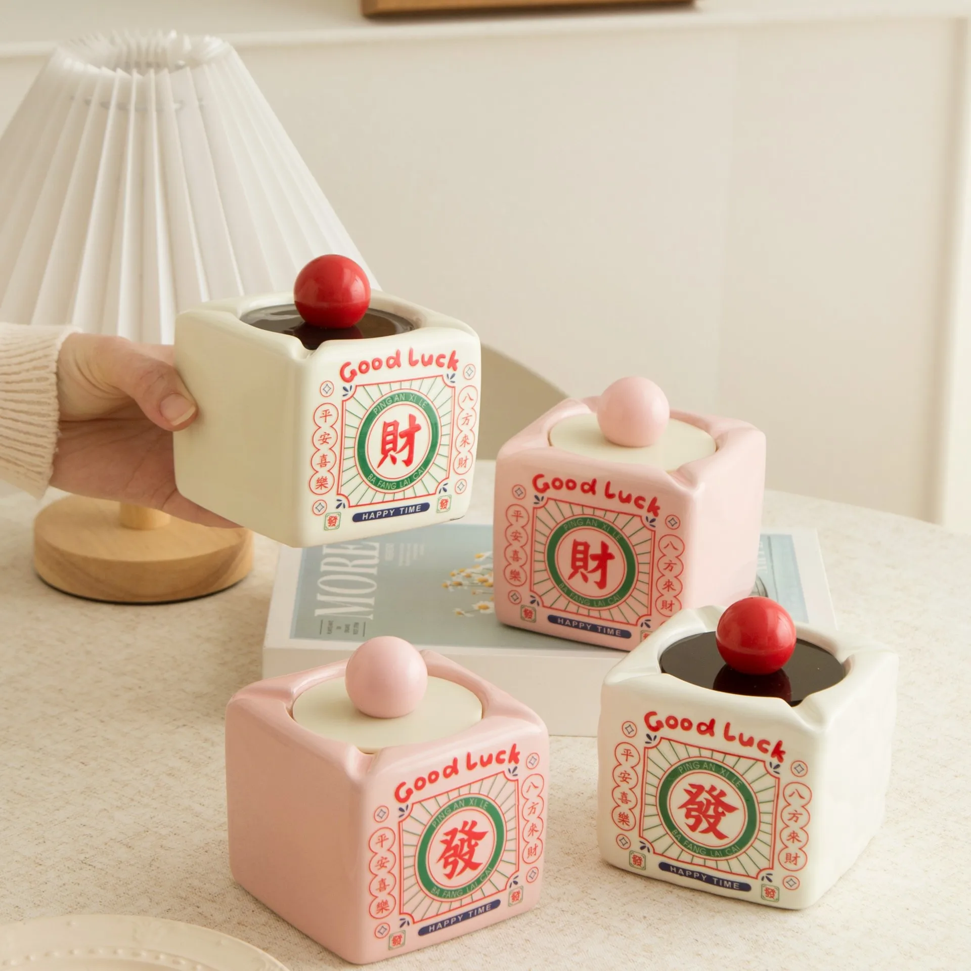 

Retro-style ceramic ashtray, large capacity, with lid to prevent fly ash, suitable for home use or as an advertising gift.