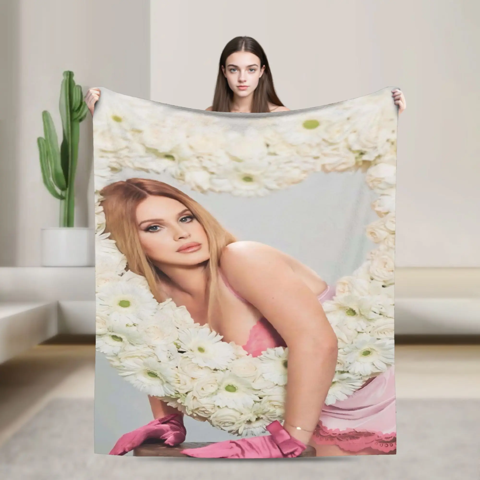 Singer Lana Del Rey… - image