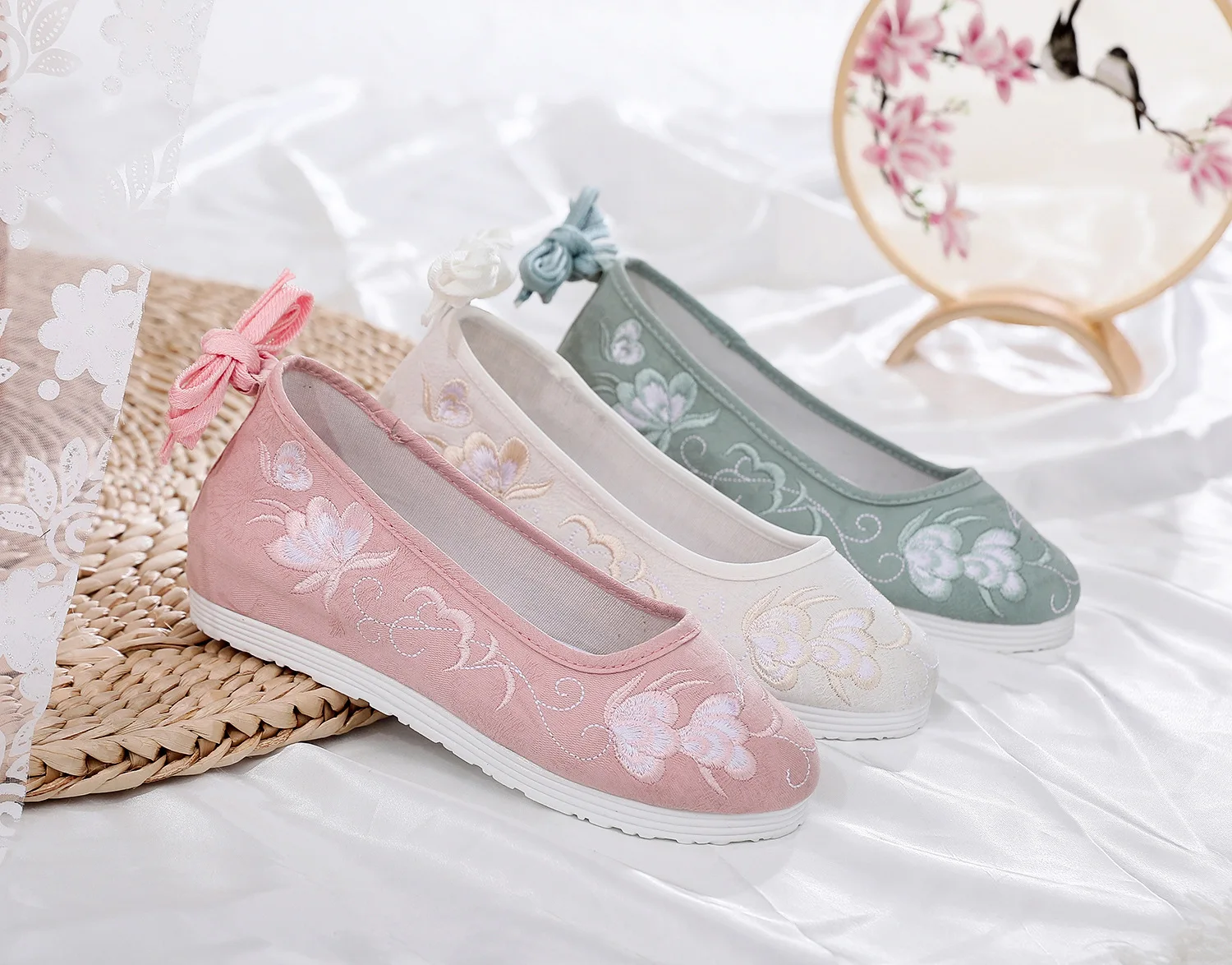 Traditional Chinese Embroidered Dance Flat Shoes Cotton Upper Rubber Sole Comfortable Wonen's Footwear for Hanfu Costume