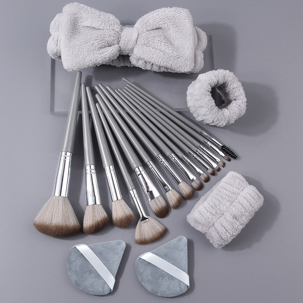 19個の多機能フェイシャルメイクブラシセット＆ソフトトライアングルパウダーパフ＆クレンジングヘアバンドリストストラップセット
