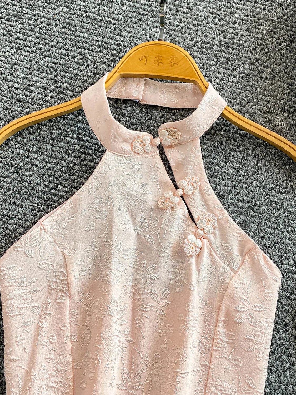 新しい中国風レトロセクシーなショートトップ女性のノースリーブベスト重い刺繍ネックハンギングデザイン痩身ファッショナブル