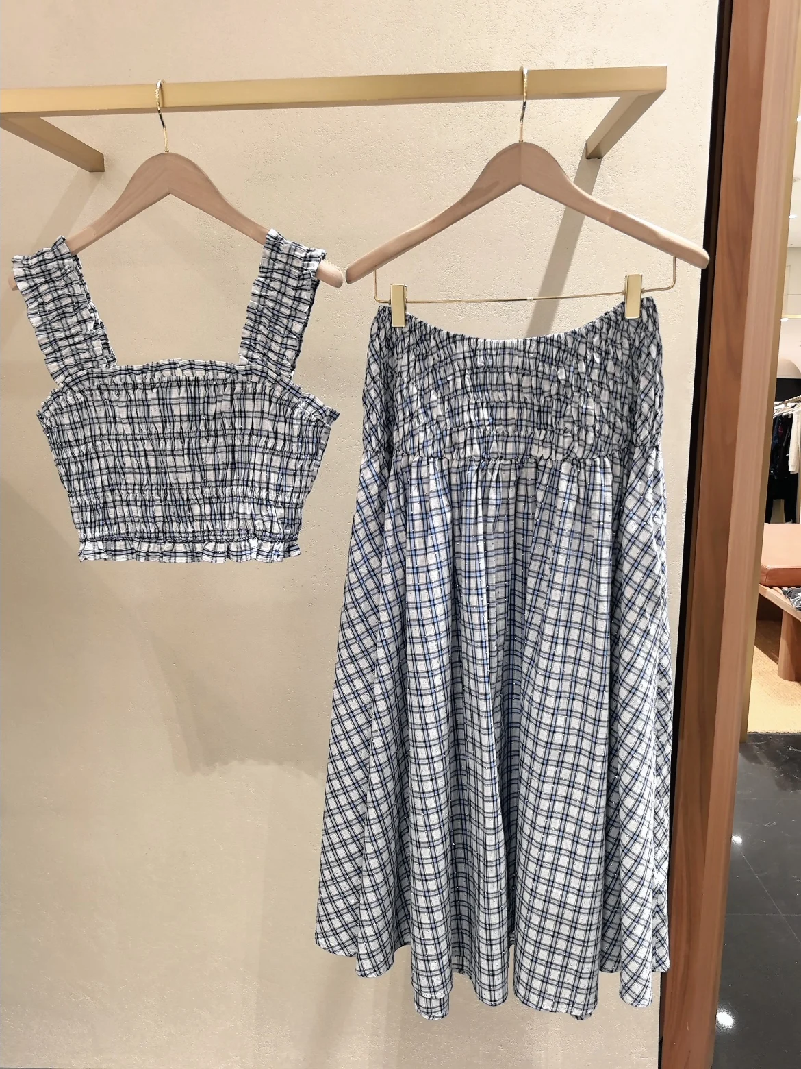 

Костюм женский HEIDD M Home 2026: Модный комплект из двух предметов с длинным рукавом, юбка в клетку с эластичной талией и топом-халтером, коллекция ранняя весна