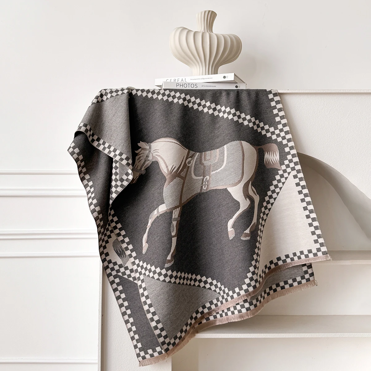 Luxuriöser dicker Kunstkaschmir-Schal für Damen – warmer Winter-Schal mit Vintage-Karomuster und Warhorse-Aufdruck, weicher Schal für Reisen und Alltag – Detail 16
