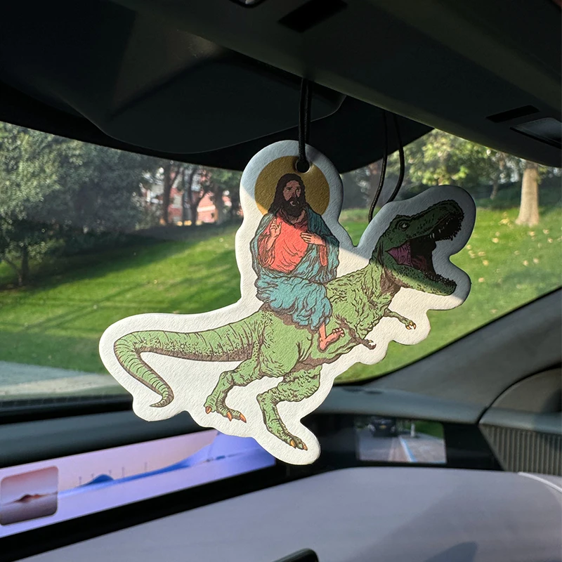مدح يسوع يركب ديناصور هيلتون (رائحة الفندق) معطر هواء للسيارة | قلادة مرآة الرؤية الخلفية ومشبك تنفيس ثنائي الغرض | أقراص الروائح المواد الطبيعية | عطر يدوم طويلاً لمدة 90 يومًا | غير كحولي | لا تخاف من الشمس | مصممة خصيصًا لإزالة الروائح الكريهة للسيارات وخزائن الملابس والحمامات. | نمط الرسوم المتحركة الكرتونية | للجنسين | عطر فاخر من الدرجة | خمسة #5
