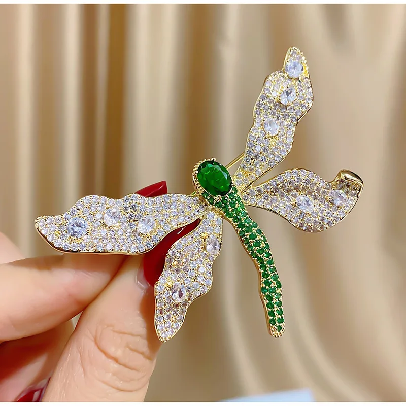 

Luxury Green Zirconia Irregular Wings Dragonfly Brooch Pin Elegant Atmosphere Animal Brooches for Women Coat Ornament Wholesale