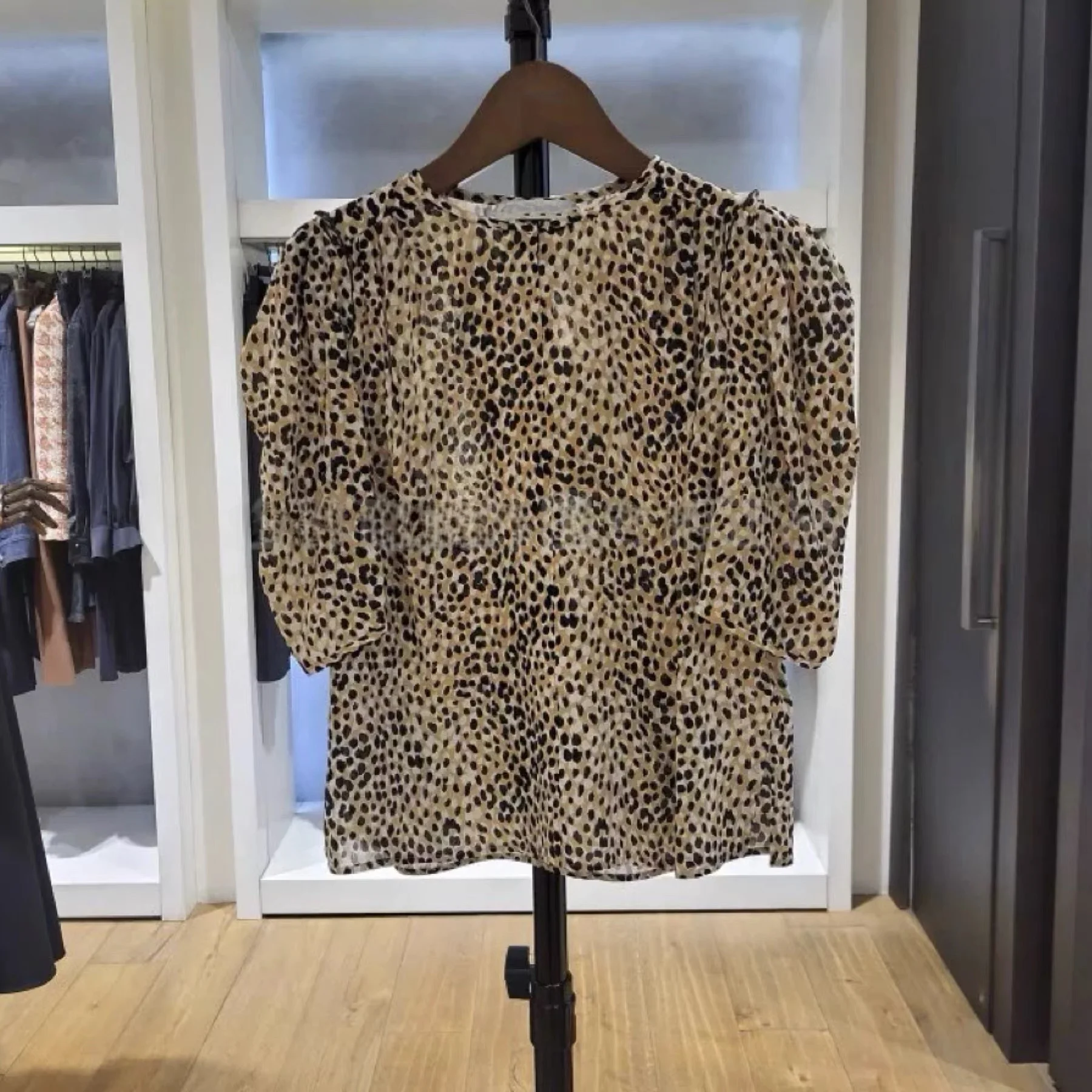 

Elegant round Neck Leopard Print Bubble Sleeve Short Shirt by Lemao Spring Summer Casual Comfortable Loose Fit Ladies Top