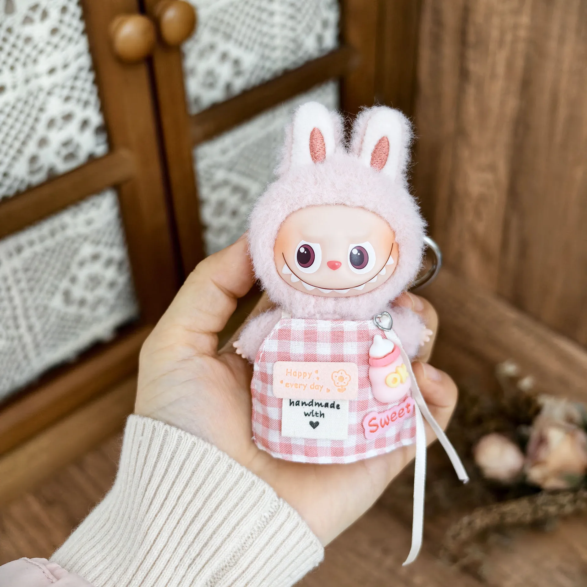 

For 10cm Mini Labubu Doll Checkered Bib and Plush Jumpsuit Cute Labubu Original Doll 4.0 Design Diy Toy Clothes Accessories Gift