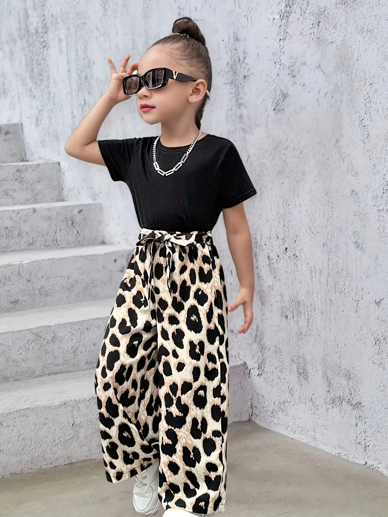 Conjunto de 2 piezas para niñas: camiseta negra de manga corta y pantalones anchos con estampado de leopardo y cinturón