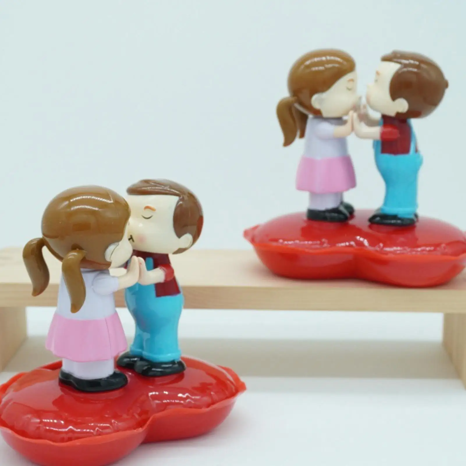 

Shaking Head Couple Car Ornaments Solar Powered Shaking Head Kiss Couple Collectible Figurines Car Dashboard Accessories