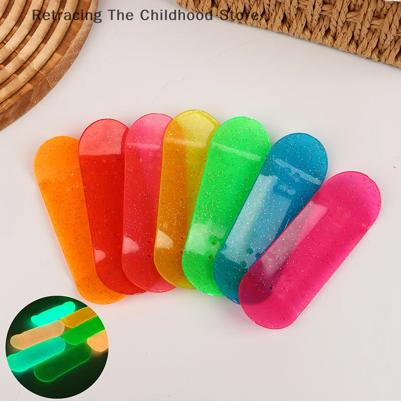 Mini Glow In Dark Finger Skateboard Luminous Fingerboard Deck ของเล่นเด็กความเครียดบรรเทาของเล่นสําหรับผู้ใหญ่เด็กของขวัญ