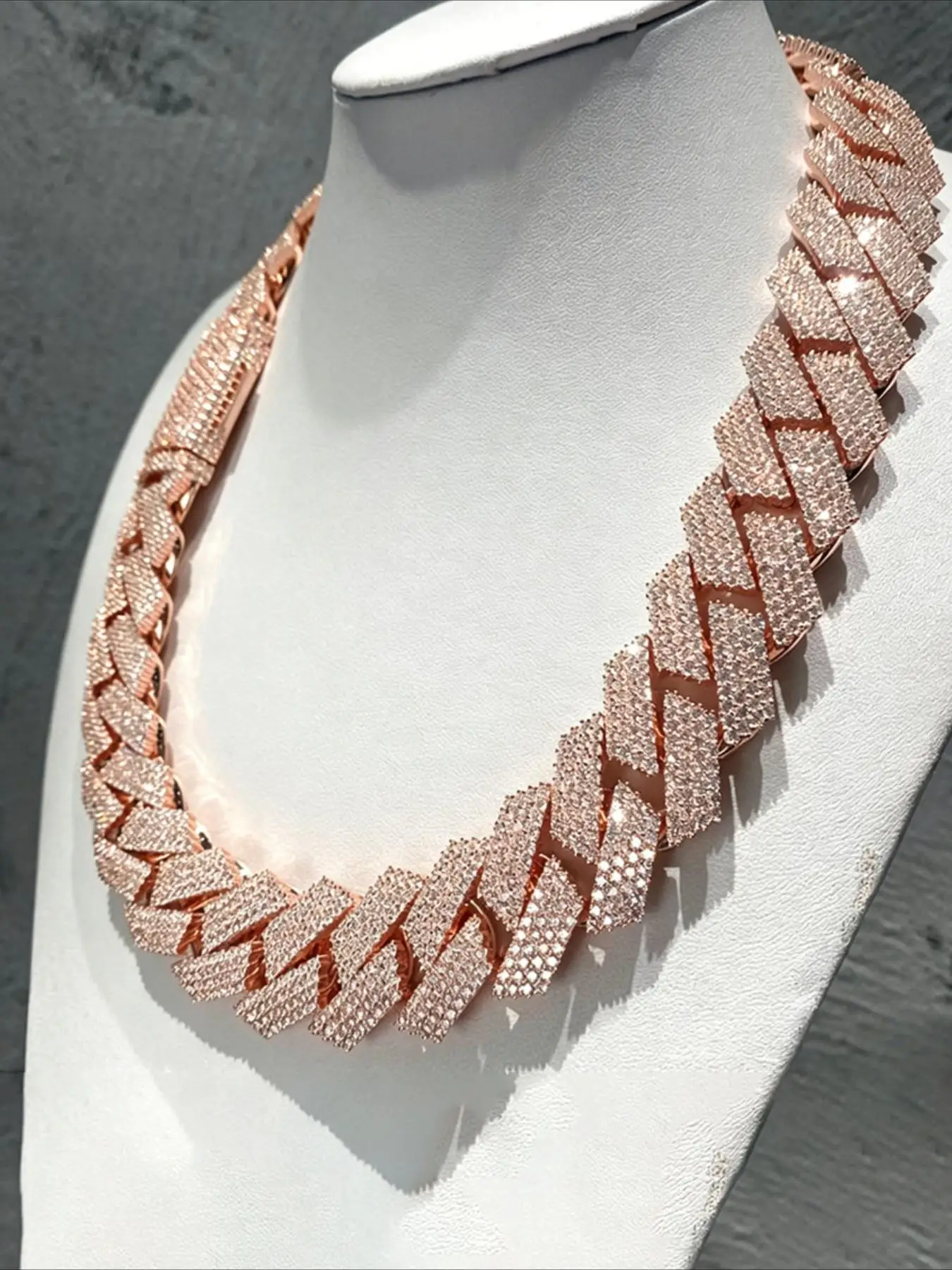 Hip-hop luxury rapper custom Cuban link with iced diamonds, hip-hop style Miami style 4-row full diamond 20mm Cuban link,
