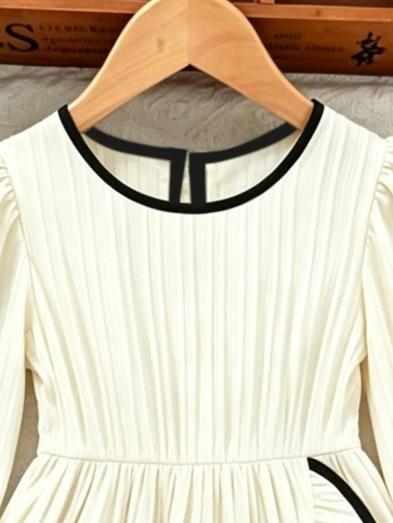 Mädchenkleid mit Rundhalsausschnitt, langen Ärmeln, tailliertem Schnitt, Schleife, gestreiftem Rock und Schlitz, Kinderbekleidung – Detail 6