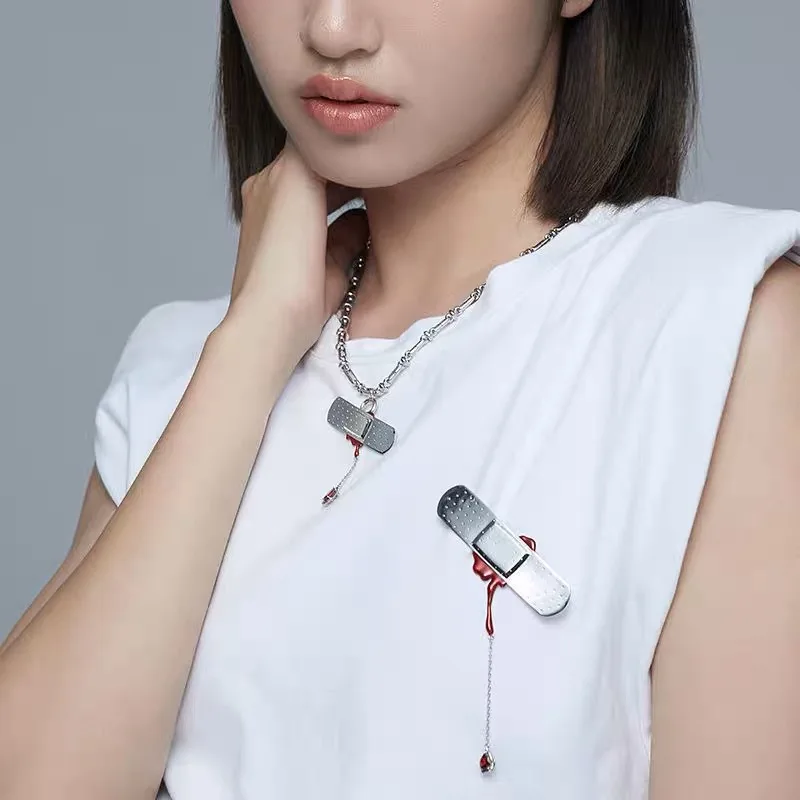 Kreative Nachahmung Pflaster Und Blutungen Blut Abzeichen Pins Brosche Trendy Metall Legierung Emaille Quaste Revers Pin Schmuck Zubehör