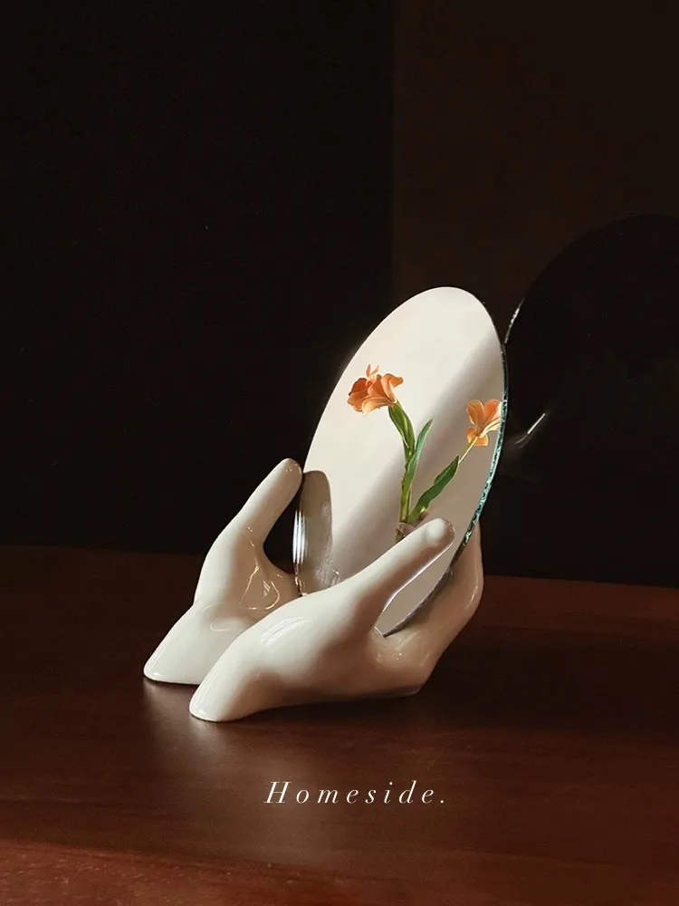 

Nordic Light luxury Style Home Use Design Unique Jewelry Plate Artistic Creativity Decoration Hand Disc Decorative Ornaments